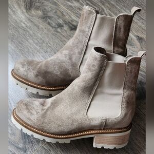 La Canadienne Carla Suede City Dry Bootie Taupe Waterproof